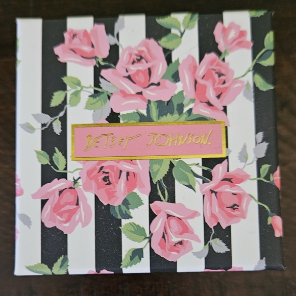 BETSEY JOHNSON New in Box Turtle post Stud Earrings Gold tone - Picture 7 of 8